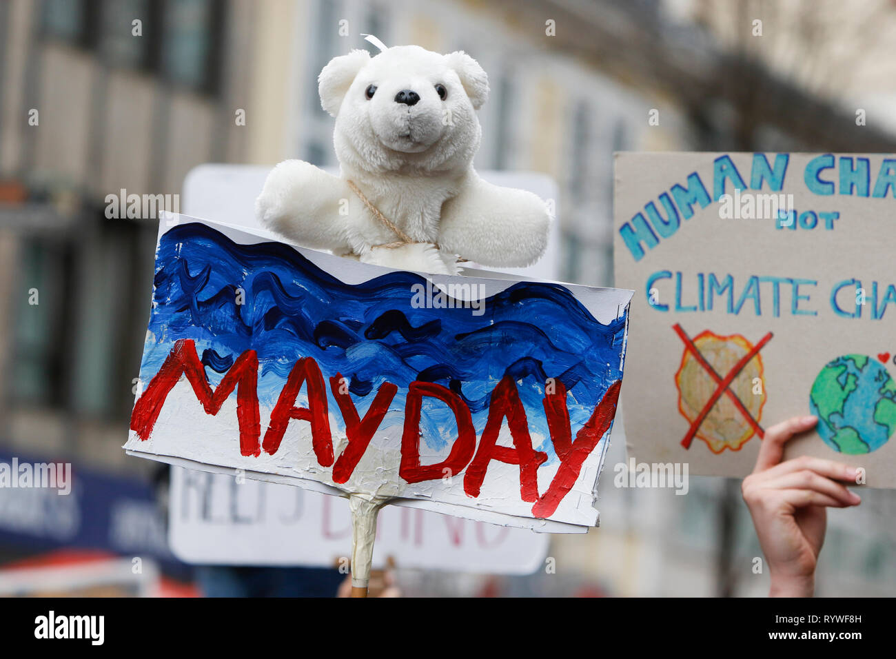 Francoforte, Germania. Xv Mar, 2019. Un manifestante tiene un cartello che recita "ayday' e ha un iceberg ripiene sulla parte superiore. Oltre 6 mila persone (per la maggior parte degli alunni che hanno saltato la scuola per prendere parte alla protesta) hanno marciato attraverso Francoforte, per protestare contro il cambiamento climatico e per l' introduzione di misure contro di essa. La protesta è stata parte del clima in tutto il mondo il giorno di sciopero dal movimento FridaysForFuture, iniziato da Greta Thunberg in Svezia. Credito: Michael Debets/Pacific Press/Alamy Live News Foto Stock