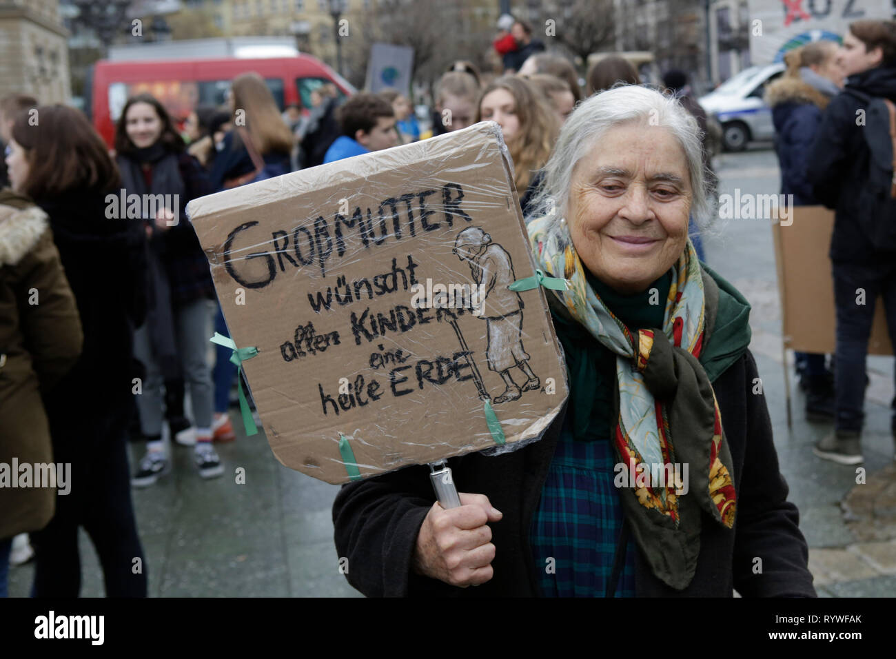 Francoforte, Germania. Xv Mar, 2019. Un manifestante tiene un cartello che recita 'Nonna augura a tutti i bambini un intatto". Oltre 6 mila persone (per la maggior parte degli alunni che hanno saltato la scuola per prendere parte alla protesta) hanno marciato attraverso Francoforte, per protestare contro il cambiamento climatico e per l' introduzione di misure contro di essa. La protesta è stata parte del clima in tutto il mondo il giorno di sciopero dal movimento FridaysForFuture, iniziato da Greta Thunberg in Svezia. Credito: Michael Debets/Pacific Press/Alamy Live News Foto Stock