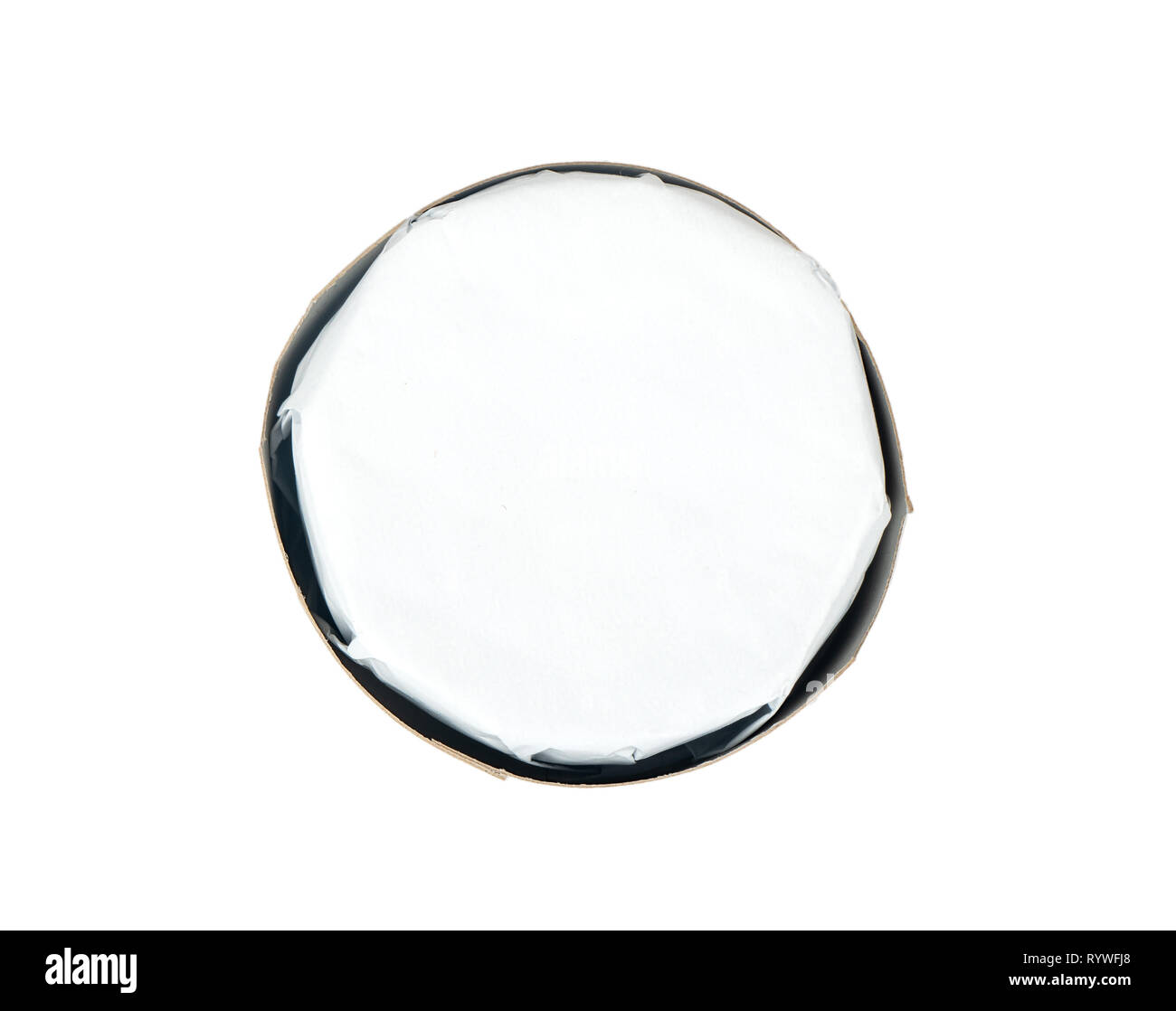 Formaggio Brie nel box carta isolato su sfondo bianco, vista dall'alto Foto Stock