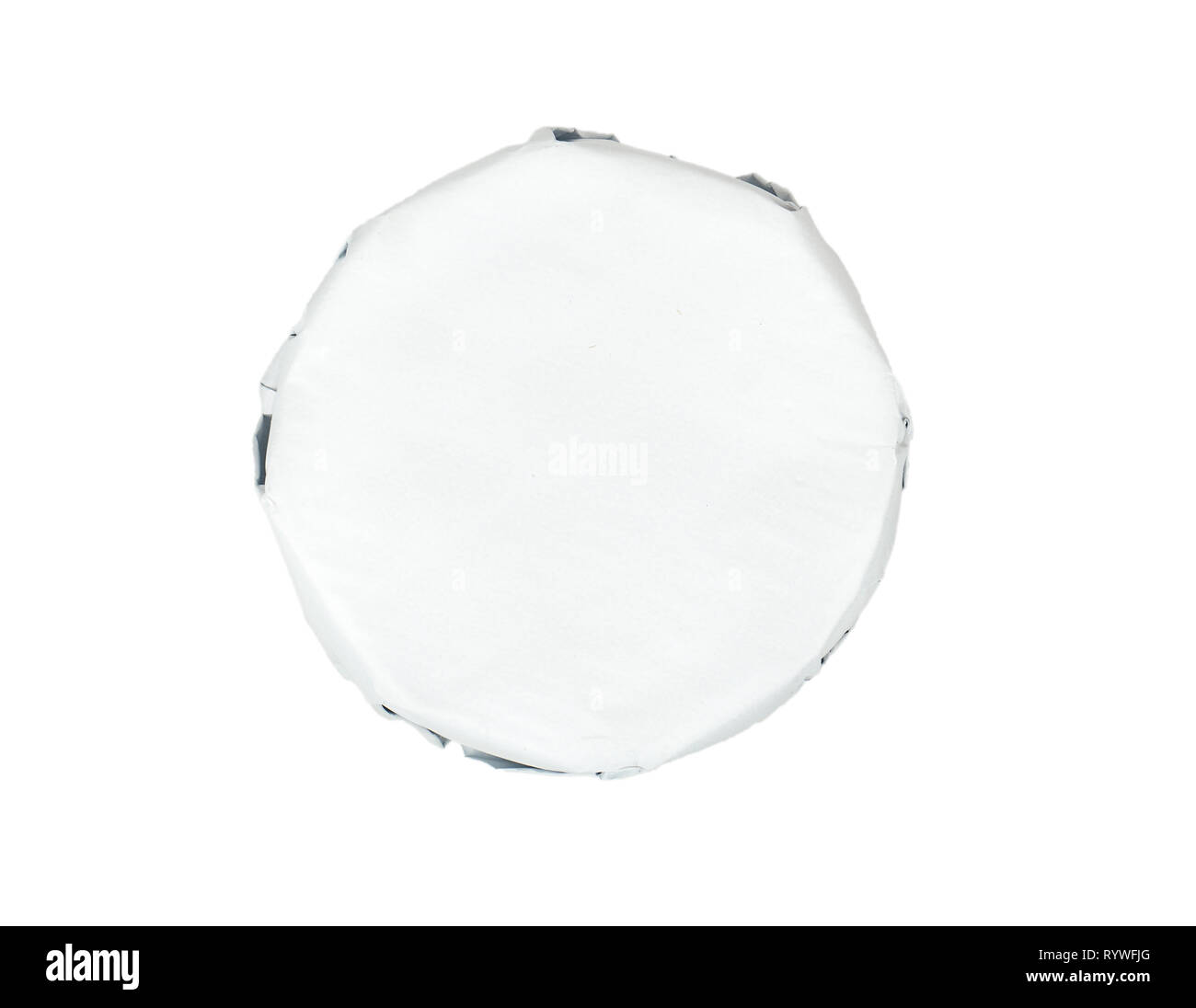 Formaggio Brie in imballaggi di carta isolato su sfondo bianco. vista superiore Foto Stock