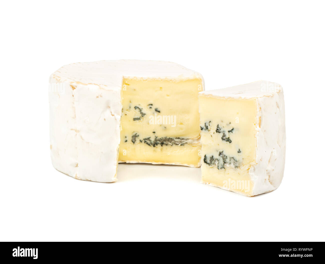 Formaggio Brie con lo stampo e la fetta su sfondo bianco Foto Stock