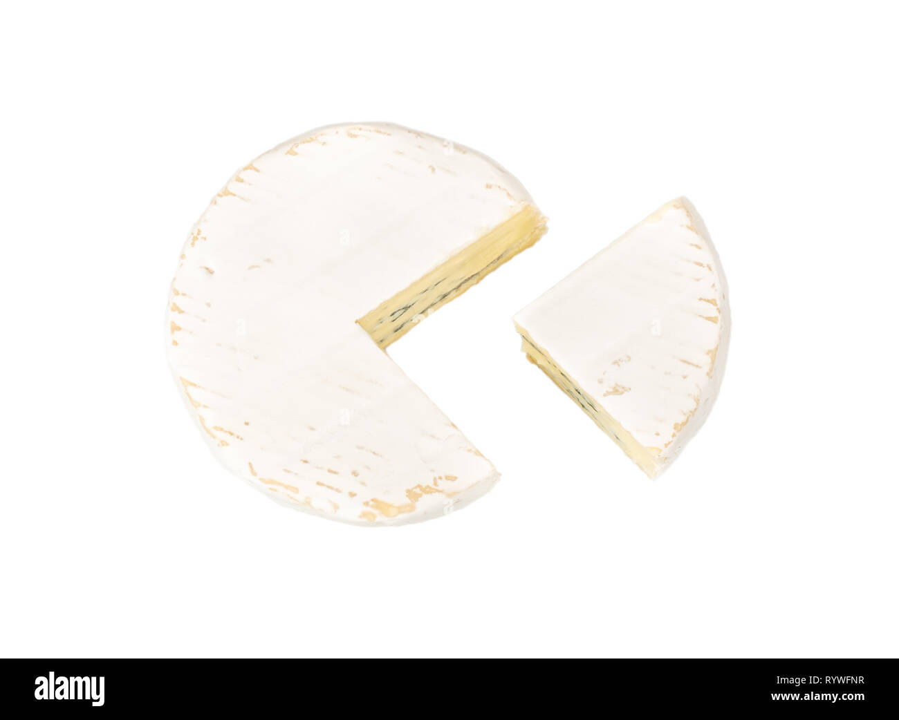Delizioso formaggio brie con fetta su sfondo bianco, vista dall'alto Foto Stock