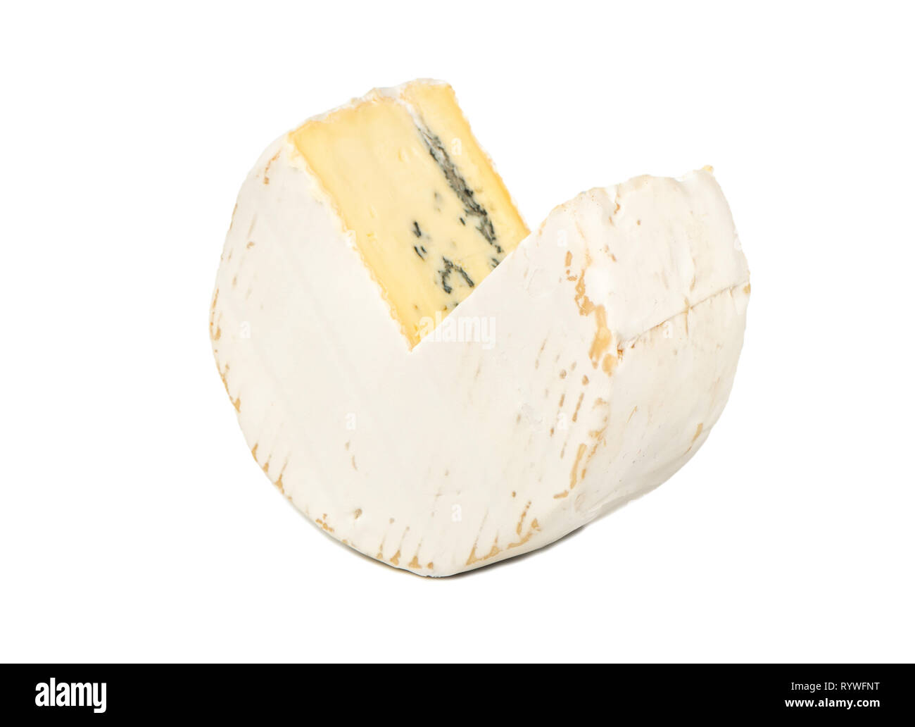 Pezzo di formaggio brie con stampo su sfondo bianco Foto Stock