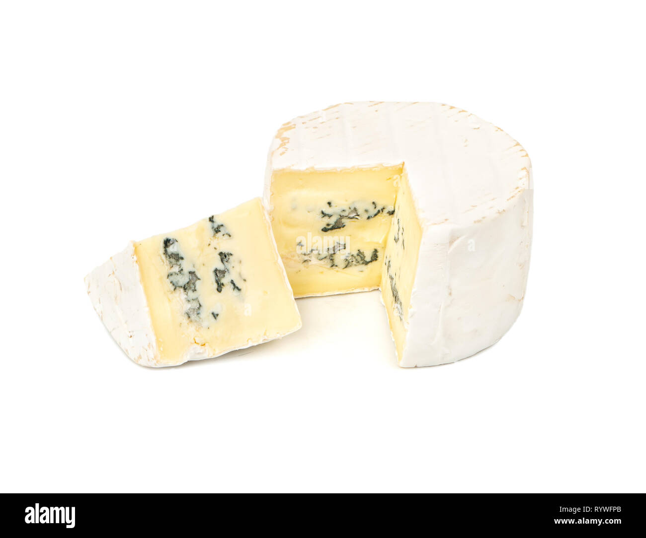 Delizioso formaggio brie con fetta su sfondo bianco Foto Stock