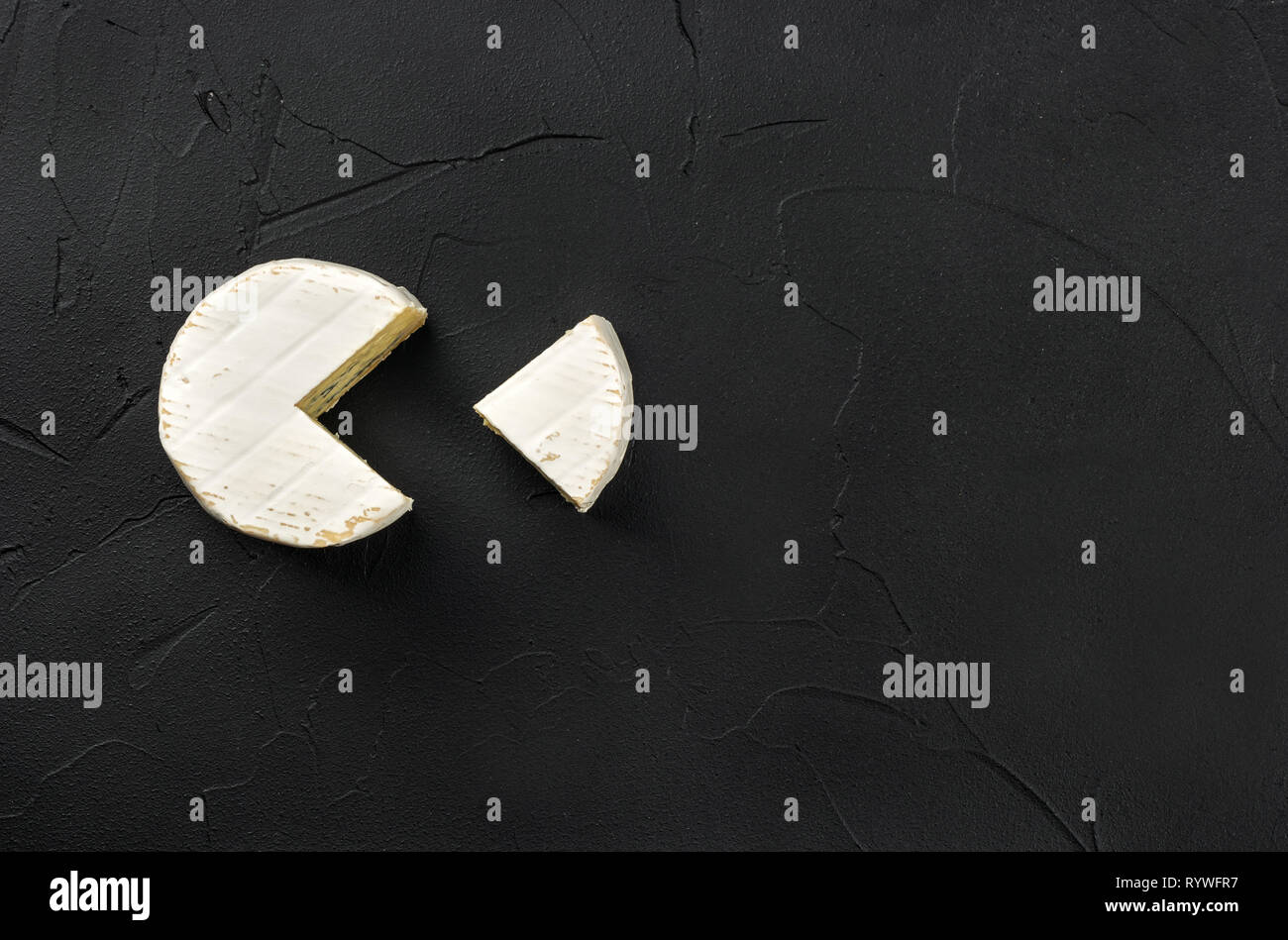 Formaggio Brie con strato in calcestruzzo scuro sfondo, vista dall'alto Foto Stock