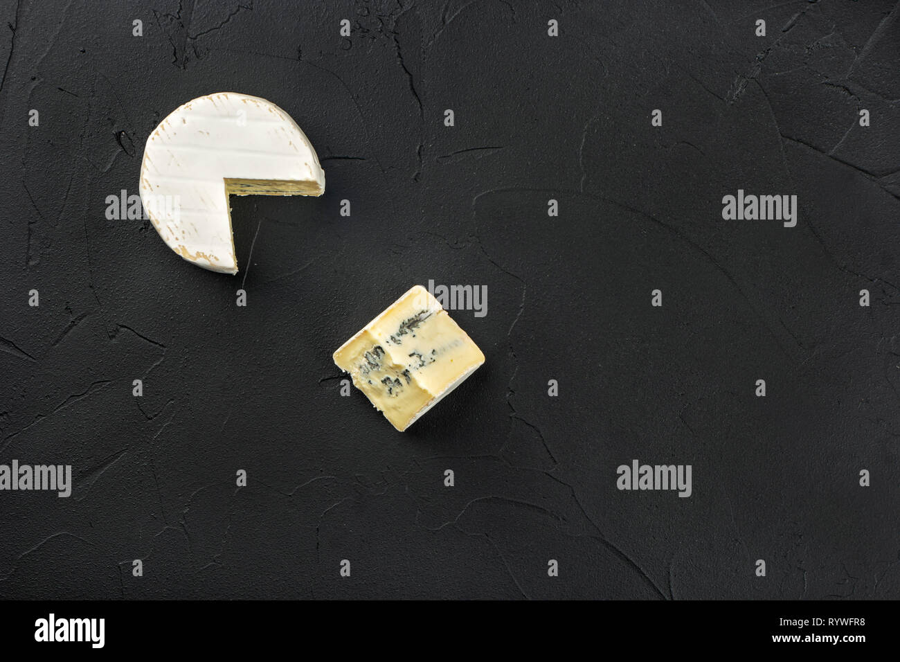Formaggio Brie con strato in calcestruzzo scuro sfondo, vista dall'alto Foto Stock