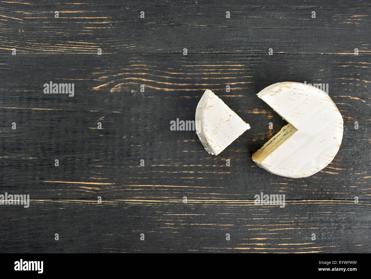 Formaggio Brie con strato in legno scuro, sfondo vista superiore Foto Stock