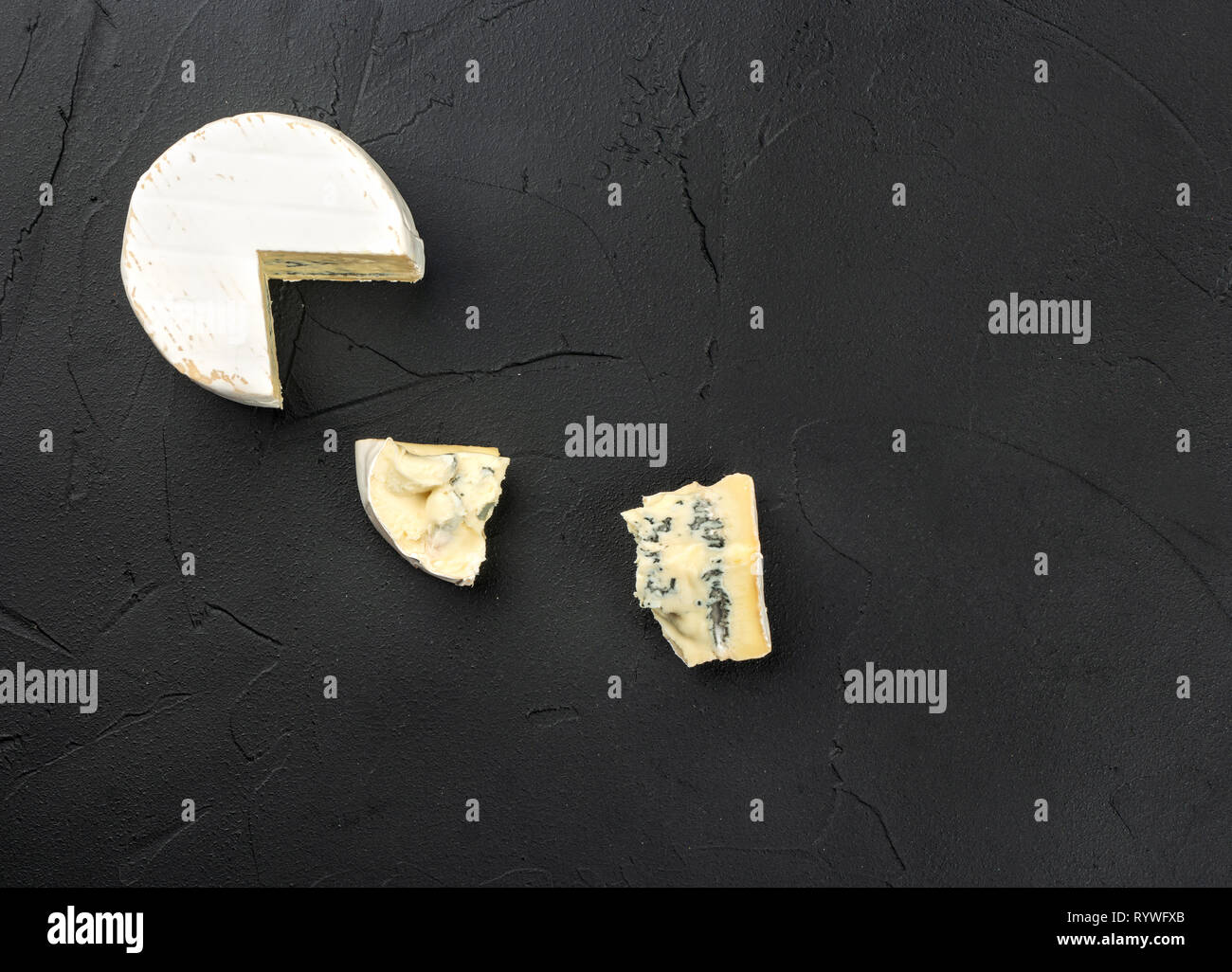 Formaggio Brie con due sezioni sullo sfondo di calcestruzzo, vista dall'alto Foto Stock