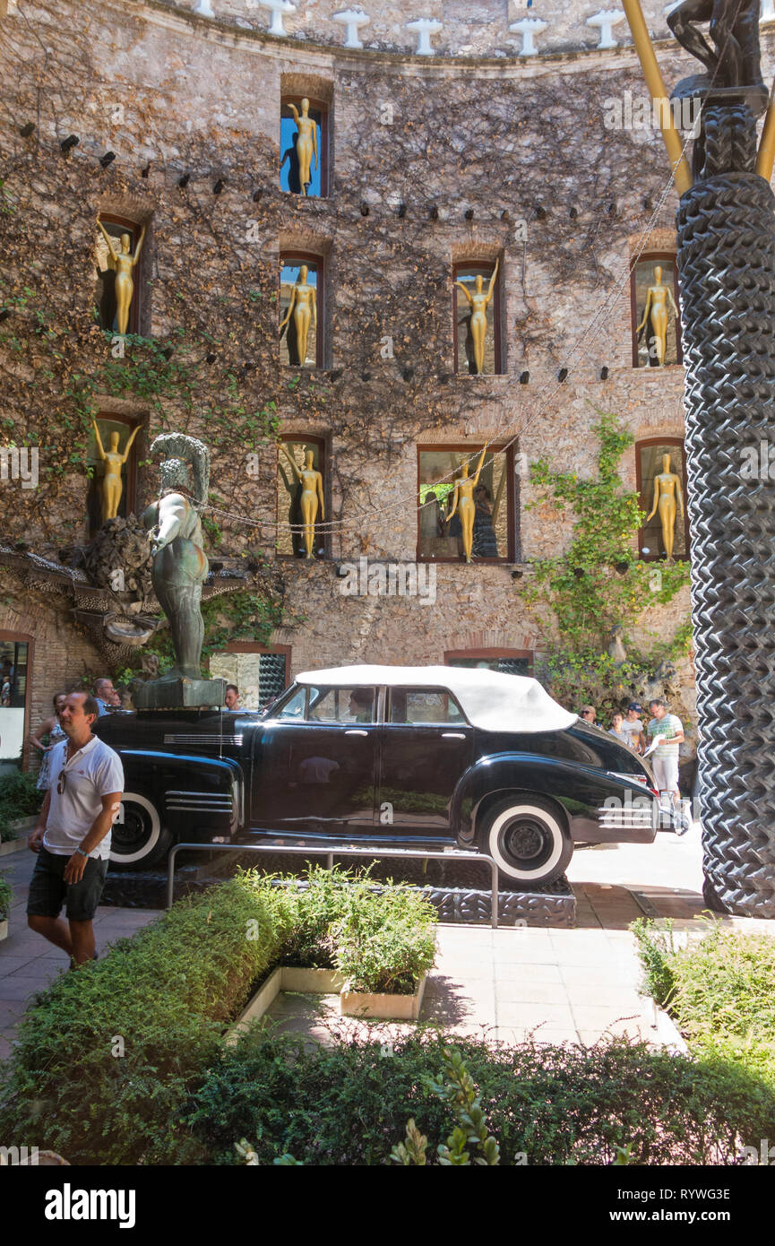 FIGUERES, Spagna-luglio 17, 2017: il cortile principale del Museo Dali in Spagna. Il teatro di Dali e il museo è un museo dell'artista Salvador Dali nel Foto Stock