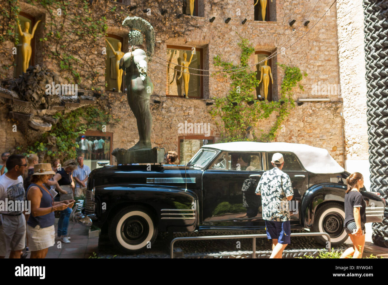 FIGUERES, Spagna-luglio 17, 2017: il cortile principale del Museo Dali in Spagna. Il teatro di Dali e il museo è un museo dell'artista Salvador Dali nel Foto Stock