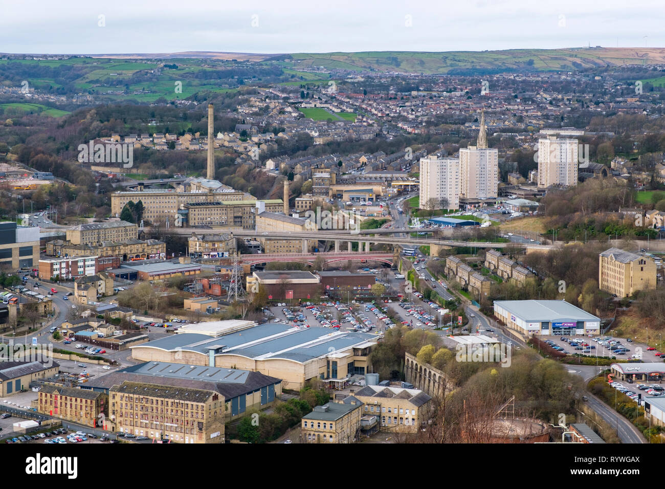 Halifax e Dean Clough Mills, visto dal Beacon Hill, Calderdale, West Yorkshire, Foto Stock