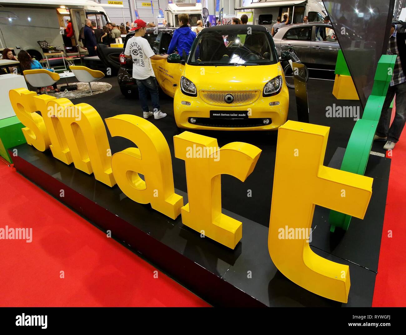 Bucarest, Romania - 21 Ottobre 2018: Un giallo Smart Auto è esposto a Bucarest Auto Show, a Bucarest, in Romania. Questa immagine è per editoriale u Foto Stock