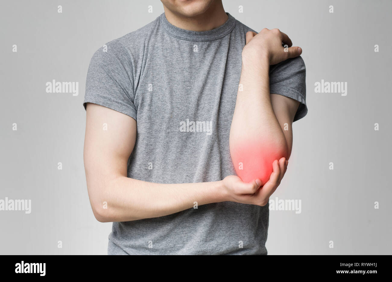 Ritagliato giovane uomo che soffre di gomito doloroso Foto Stock