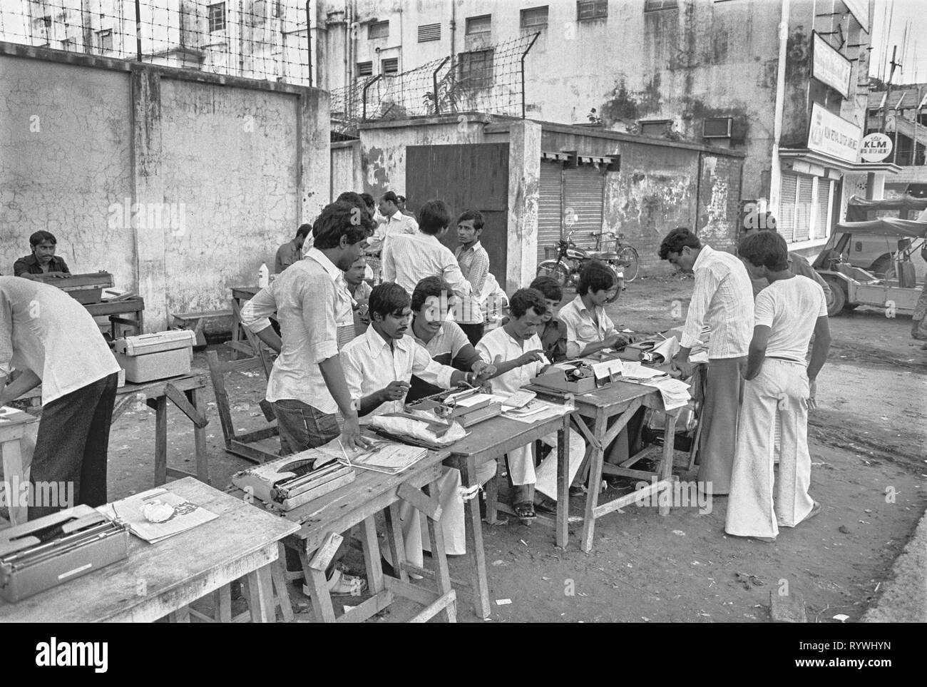 25/15 edifici governativi e di dattilografi; lettera la scrittura e la compilazione di moduli service Dhaka 1981 Foto Stock