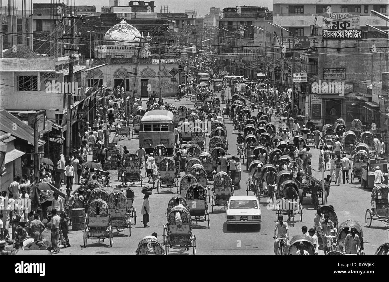 56/36 Dhaka bordo del traffico della città vecchia 1981 Foto Stock