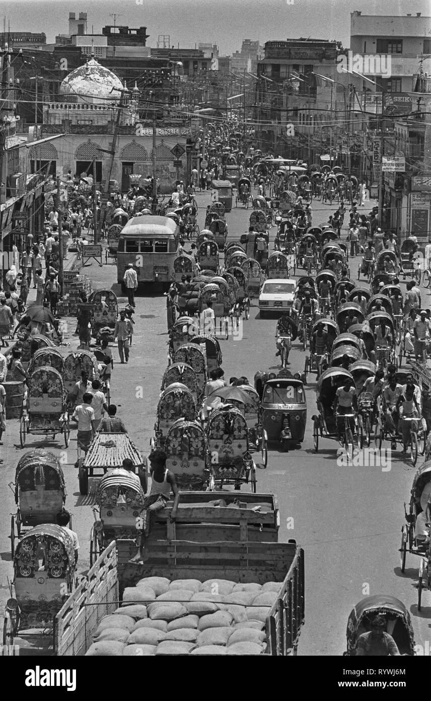 56/37 Dhaka bordo del traffico della città vecchia 1981 Foto Stock