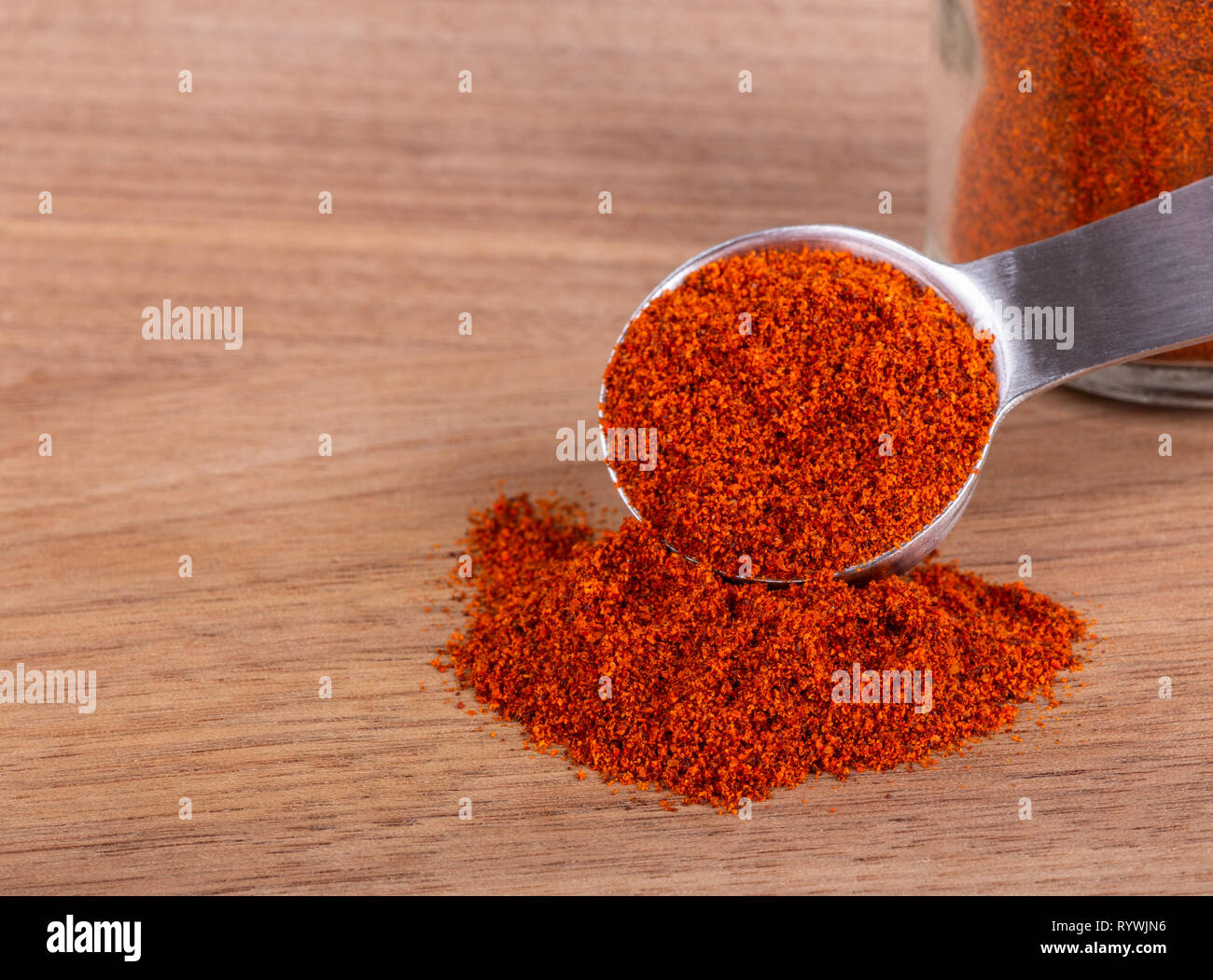 Primo piano della paprika rossa e il misurino su una tavola di legno con spazio di copia Foto Stock