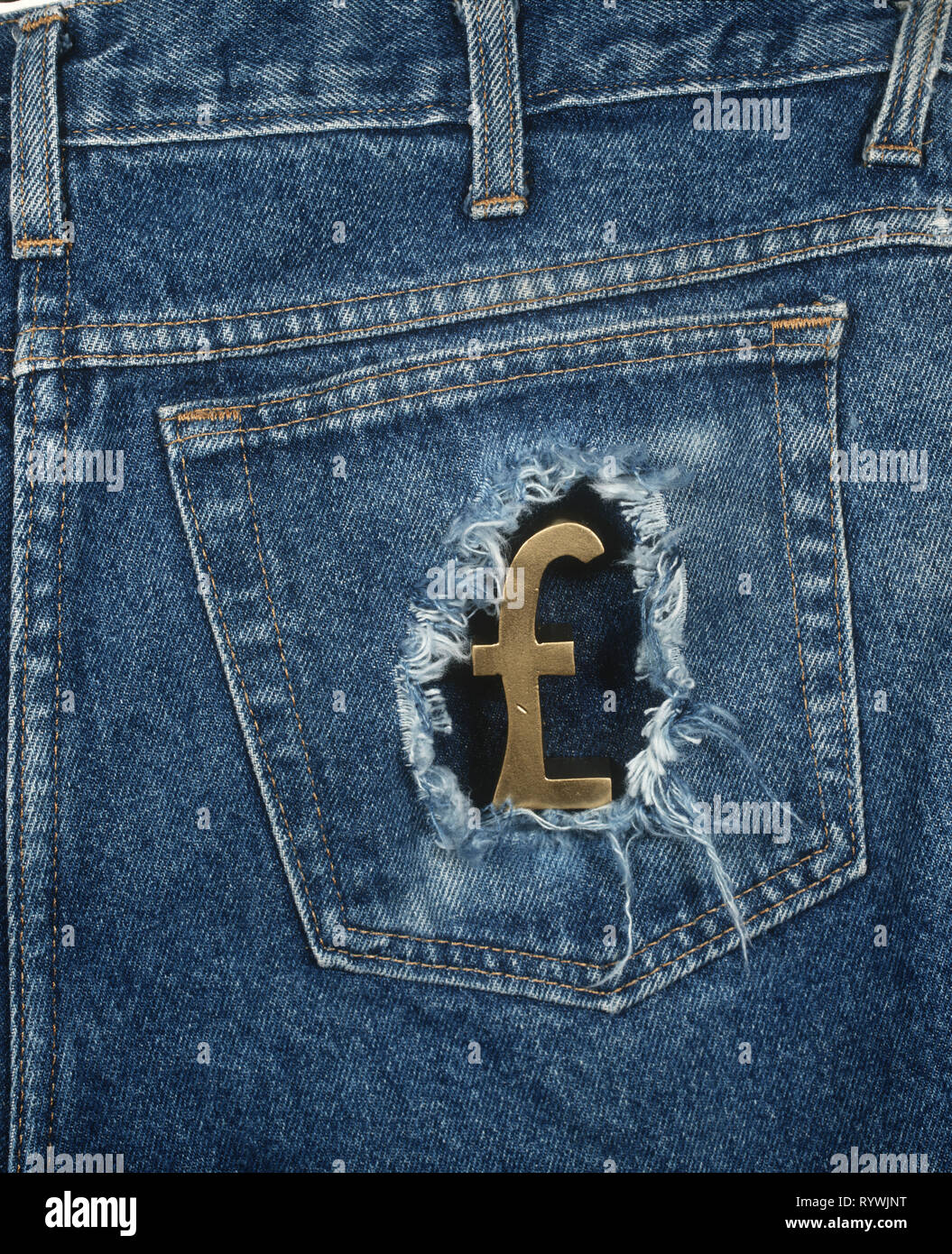 Il segno del cancelletto bruciare un foro in jean pocket Foto Stock