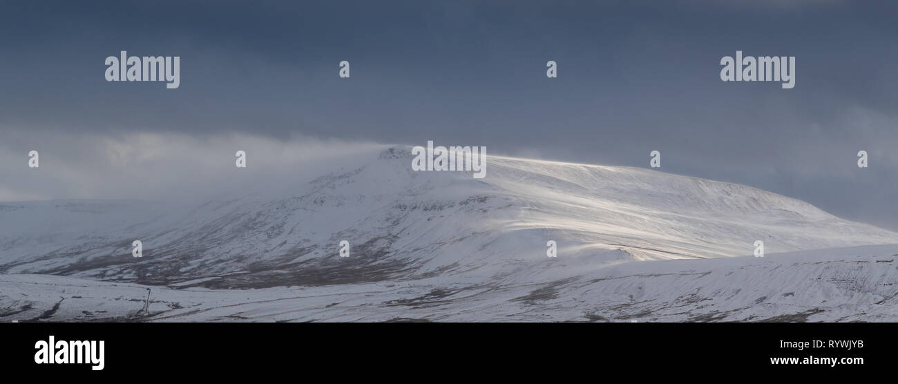 La neve di soffiaggio del cinghiale è sceso nel corso Mallerstang, alla testa del Eden Valley vicino a Kirkby Stephen, Cumbria Foto Stock