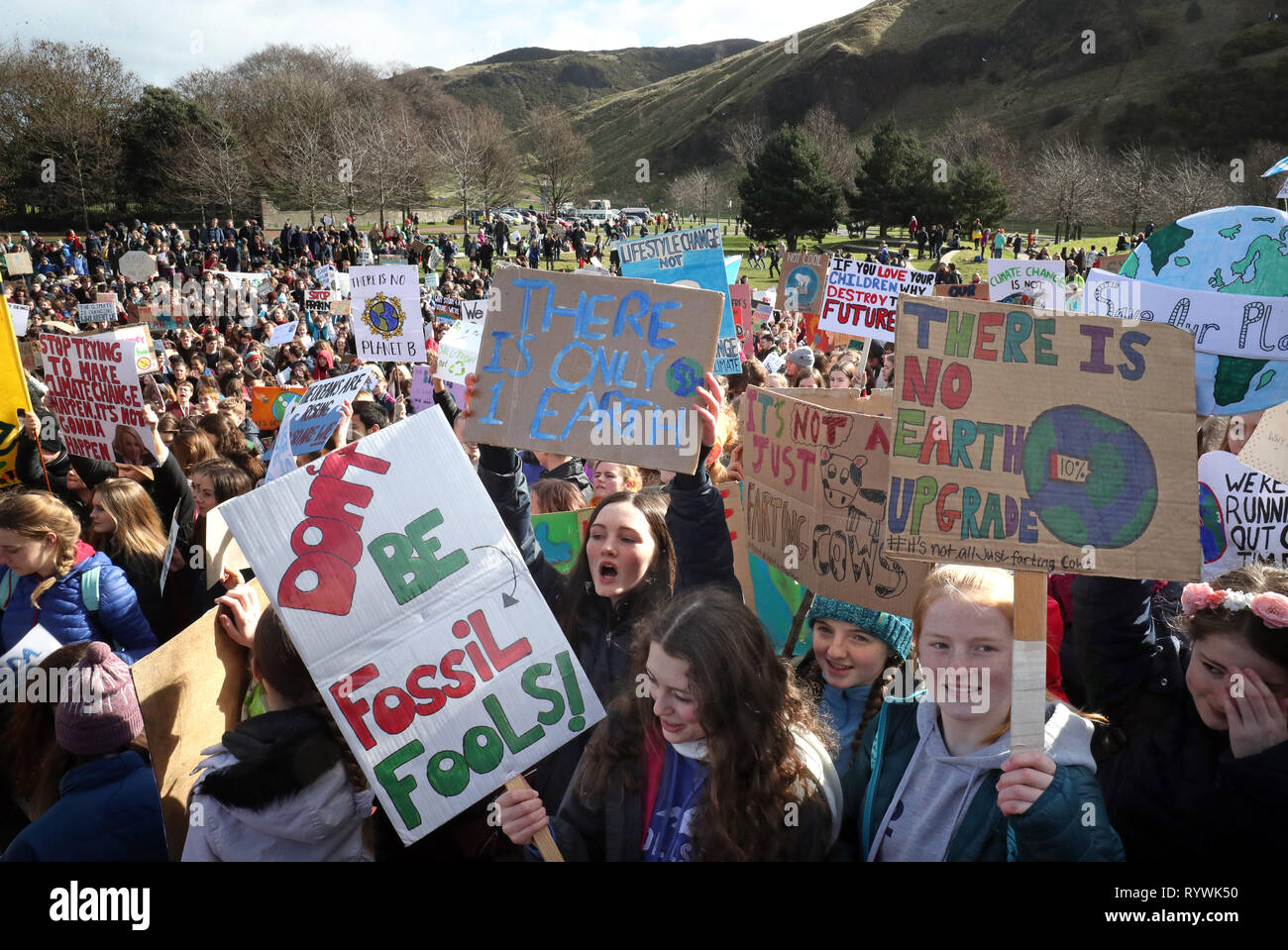 Gli studenti prendono parte in una scuola globale sciopero per il cambiamento climatico al di fuori dell'edificio del parlamento scozzese di Edimburgo, come le proteste sono pianificati in 100 paesi e città nel Regno Unito. Foto Stock