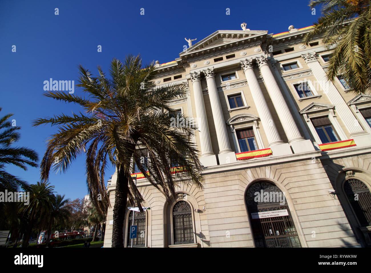 Edificio Comunale a Barcellona Spagna con Palm tree in primo piano e la visualizzazione di bandiera spagnola Foto Stock