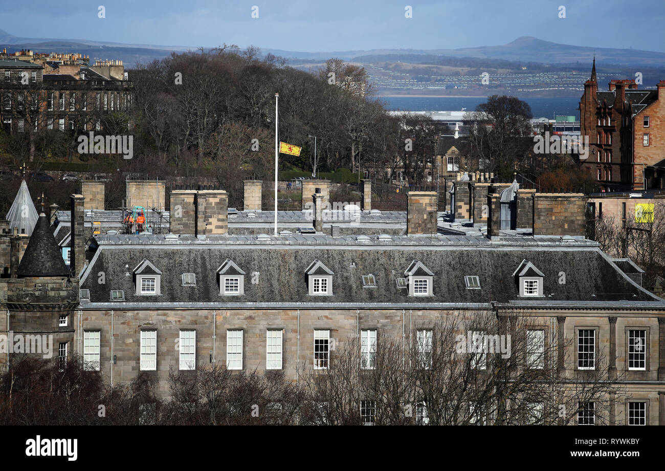 Il flag sopra il Palazzo di Holyroodhouse di Edimburgo vola a mezz' asta per le vittime della Nuova Zelanda tiri a due moschee in Christchurch che ha ucciso una quarantina di nove persone. Foto Stock