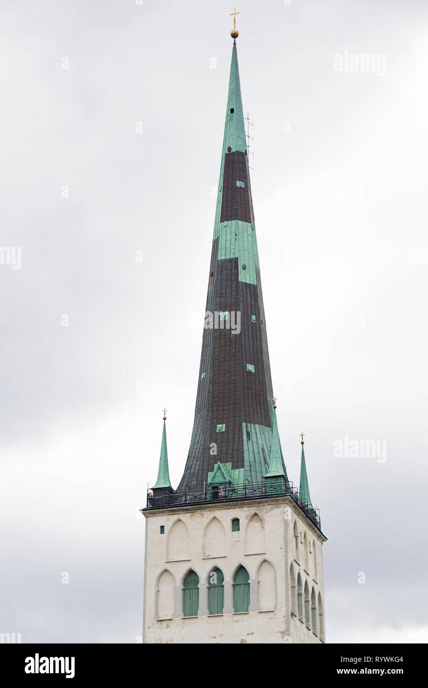 Il campanile di San Olafs Chiesa a Tallinn in Estonia Foto Stock