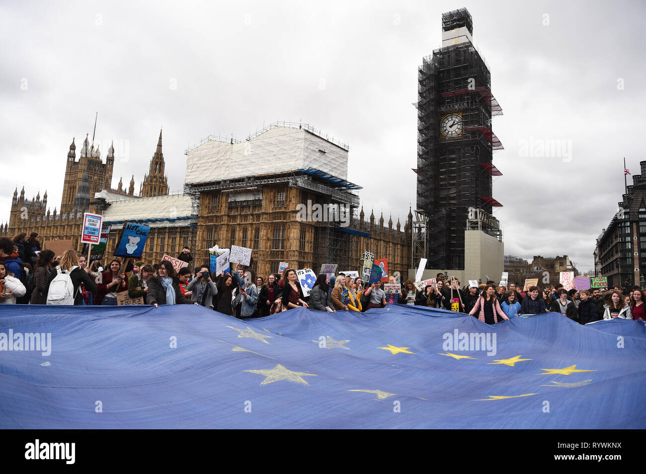 Gli studenti con una grande bandiera UE sul Westminster Bridge durante la scuola globale sciopero per il cambiamento climatico a Londra, come le proteste sono pianificati in 100 paesi e città nel Regno Unito. Foto Stock