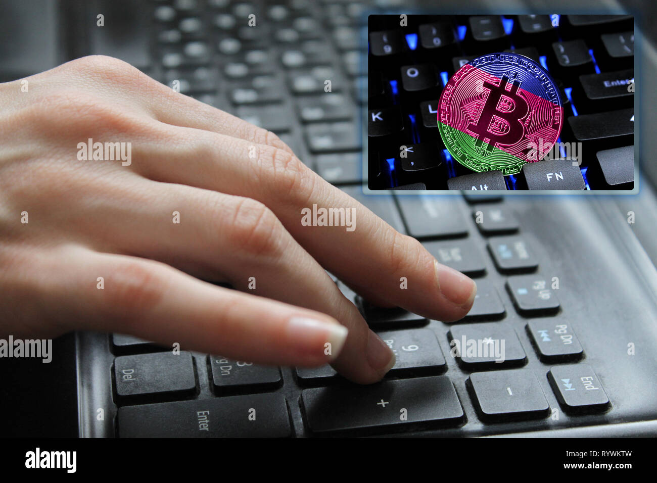 La mano della ragazza sulla tastiera da vicino con il concetto di tecnologia digitale per l'acquisto e la vendita di valuta crypto bitcoin con una bandiera di Ku Foto Stock