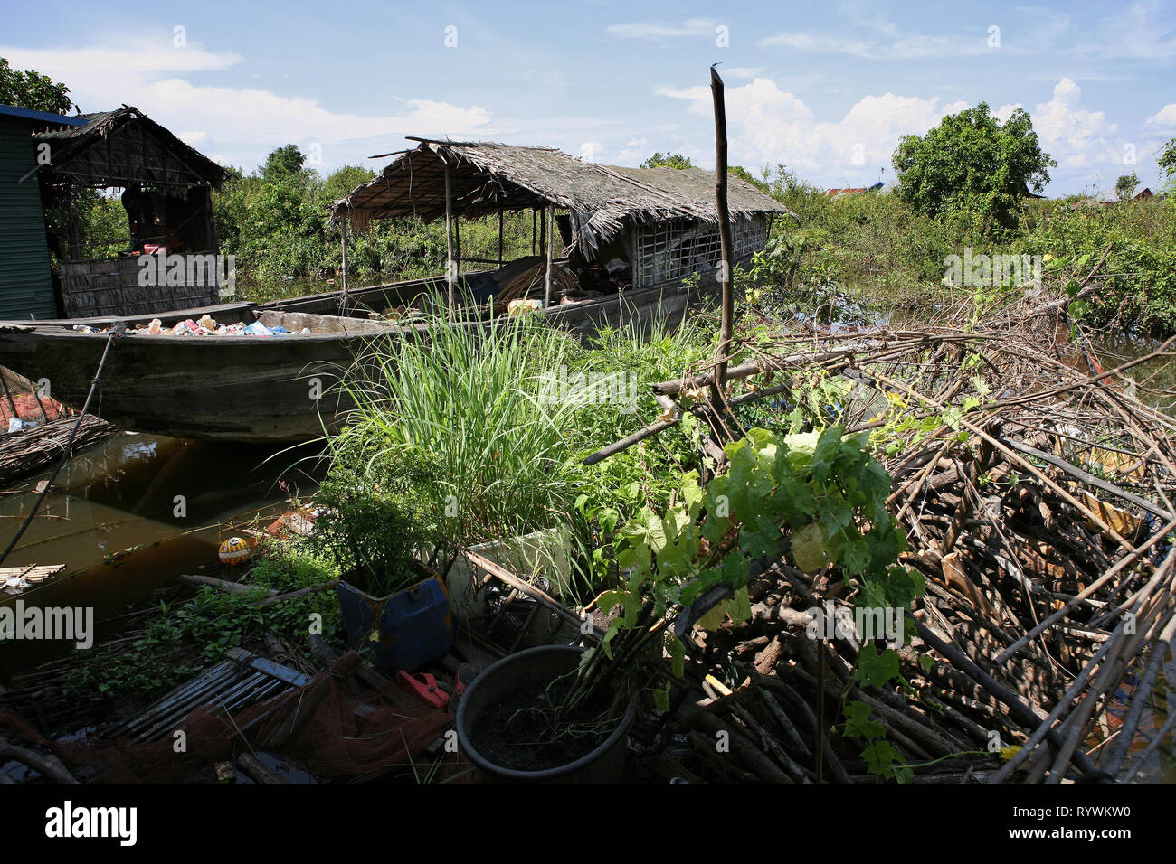 Phumĭ Mé Chrey villaggio galleggiante sul Tonlé Sap Lago, Ek Phnom, Battambang, Cambogia Foto Stock
