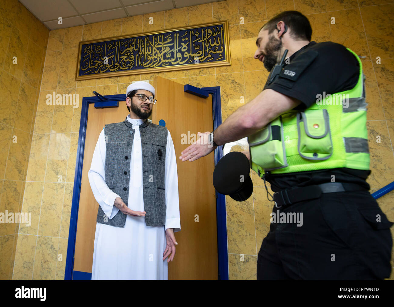 L Imam Qari Asim colloqui al PC idraulico come egli visiti il Makkah moschea di Leeds a prestare garanzia a seguito della moschea di Christchurch attacchi in Nuova Zelanda. Foto Stock