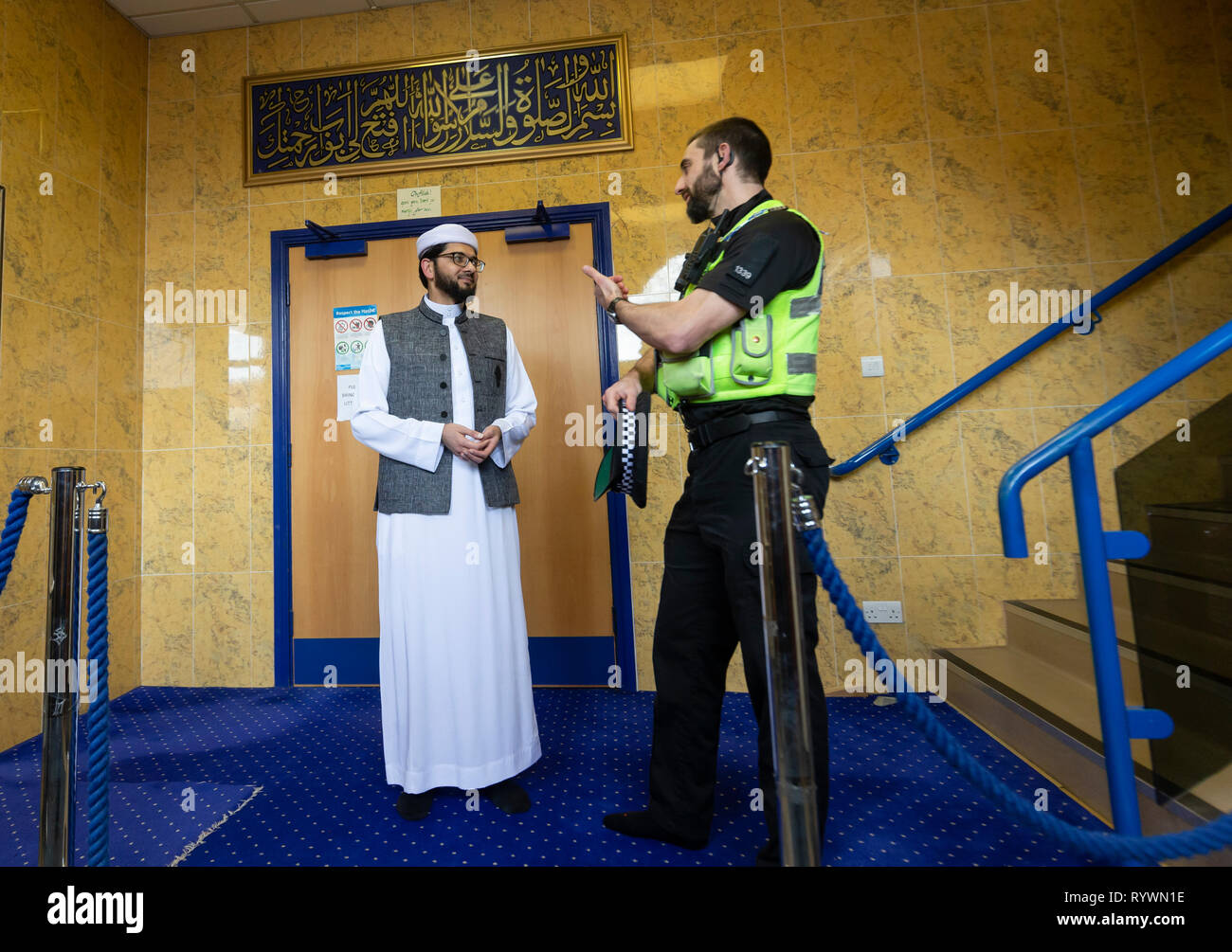 L Imam Qari Asim colloqui al PC idraulico come egli visiti il Makkah moschea di Leeds a prestare garanzia a seguito della moschea di Christchurch attacchi in Nuova Zelanda. Foto Stock