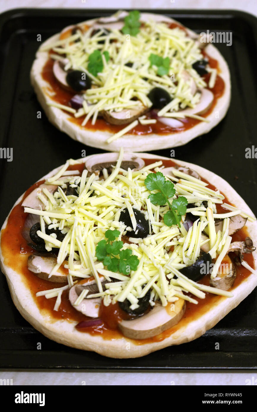 Due pizze cotte pronto per il forno Foto Stock
