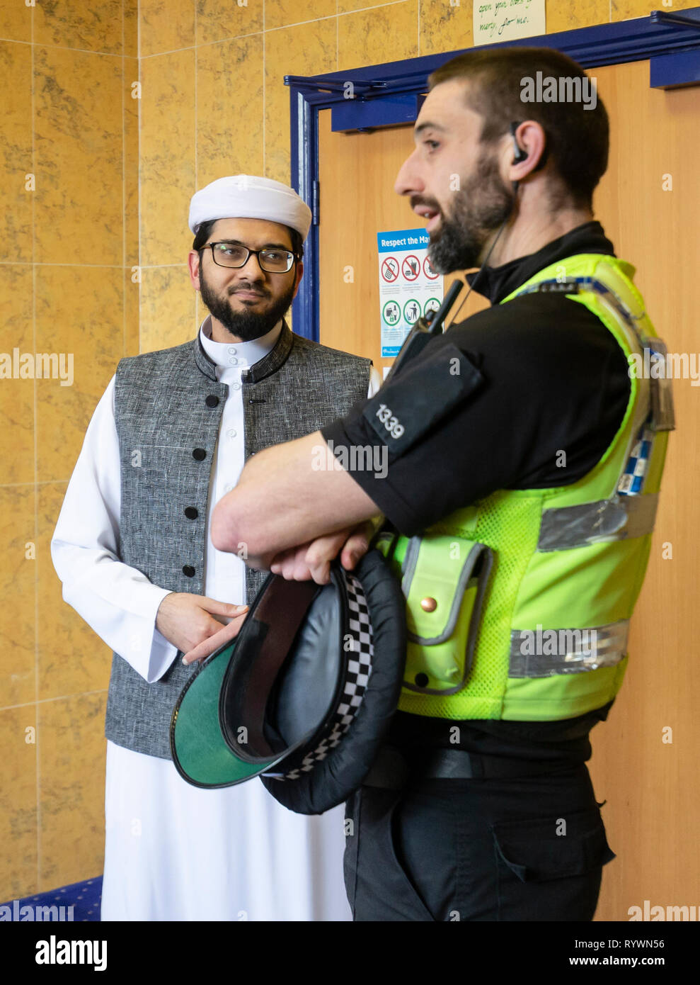 L Imam Qari Asim colloqui al PC idraulico come egli visiti il Makkah moschea di Leeds a prestare garanzia a seguito della moschea di Christchurch attacchi in Nuova Zelanda. Foto Stock