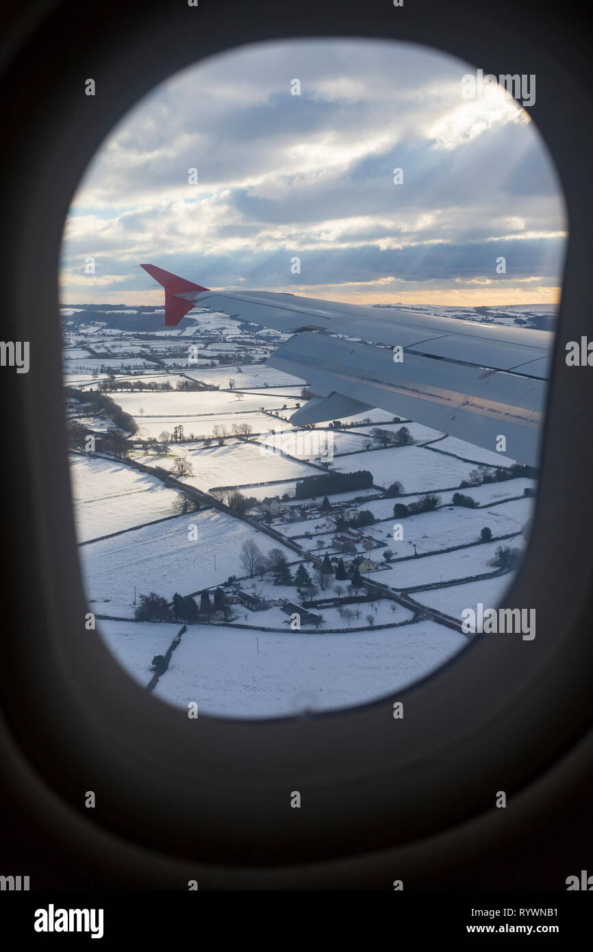 Invernale, coperta di neve vista di Somerset in Inghilterra da una finestra di piano. Foto Stock