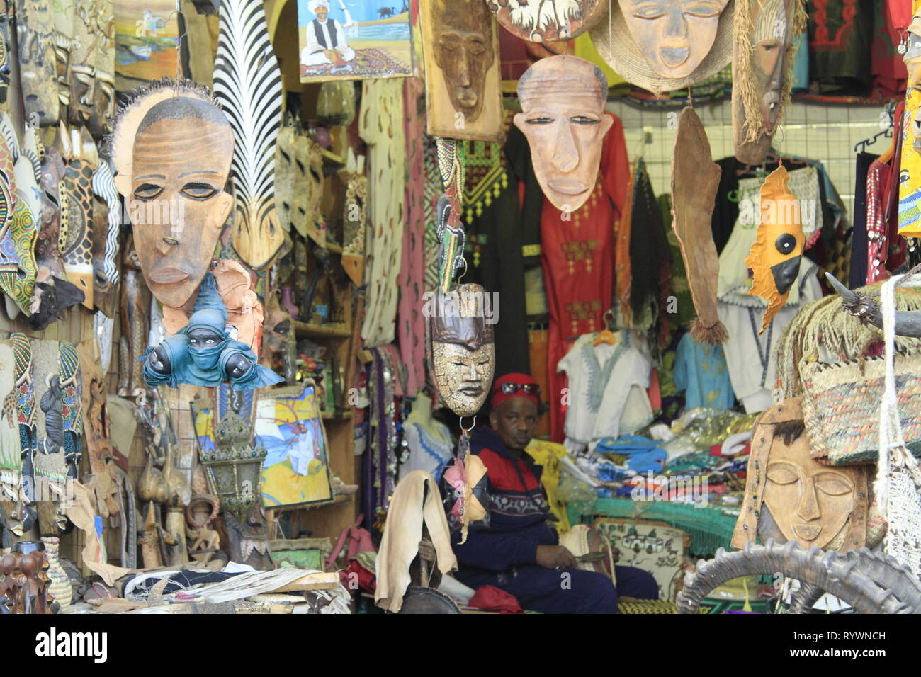 Vetrina vendita di sculture e maschere, Isola Elefantina, Aswan, Alto Egitto, Nord Africa e Medio Oriente Foto Stock