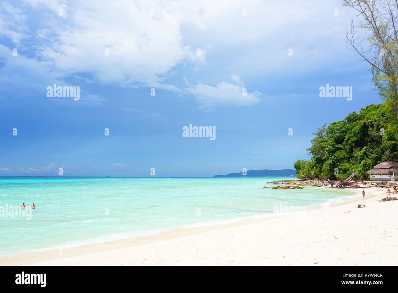 Koh Khai Nai è una piccola isola, migliorando la sua attività attraverso la chiara spiaggia sabbiosa lungo il settentrionale e occidentale e i lati dell'isola. Foto Stock