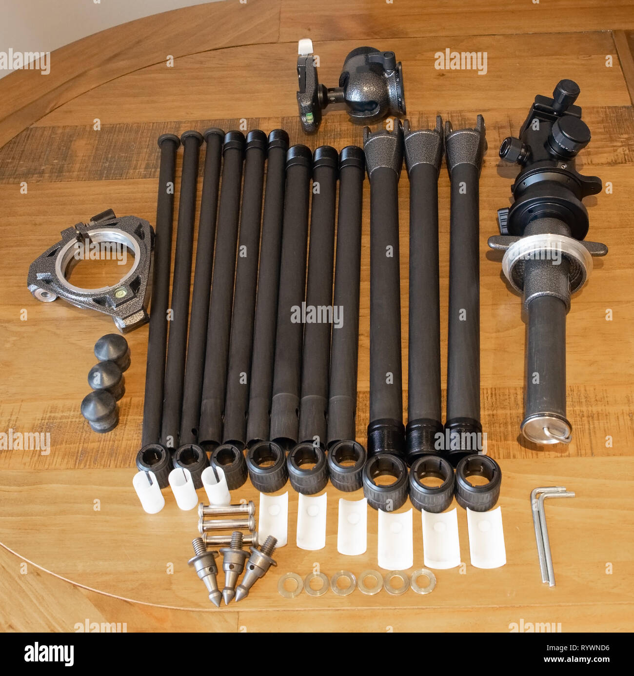 Fibra di carbonio treppiede smontati e puliti in preparazione per il prossimo anno e parte della manutenzione annuale. Foto Stock