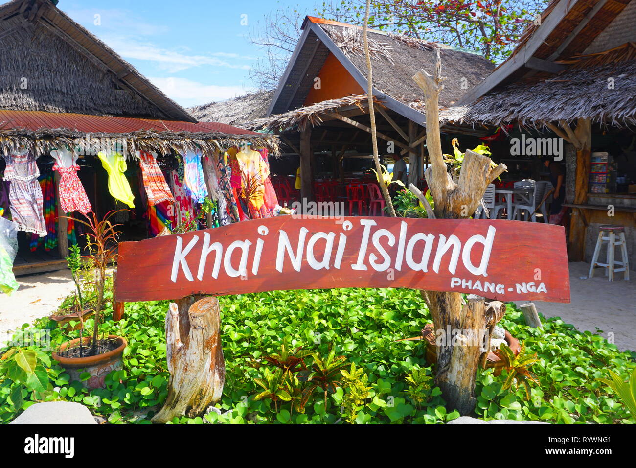 Koh Khai Nai è una piccola isola, migliorando la sua attività attraverso la chiara spiaggia sabbiosa lungo il settentrionale e occidentale e i lati dell'isola. Foto Stock