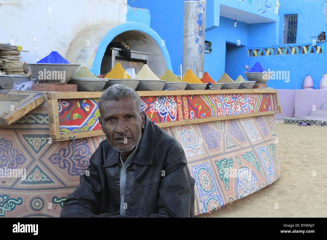 Ritratto di una spezia e fornitore di colorante, Isola Elefantina, Aswan, Alto Egitto, Nord Africa e Medio Oriente Foto Stock