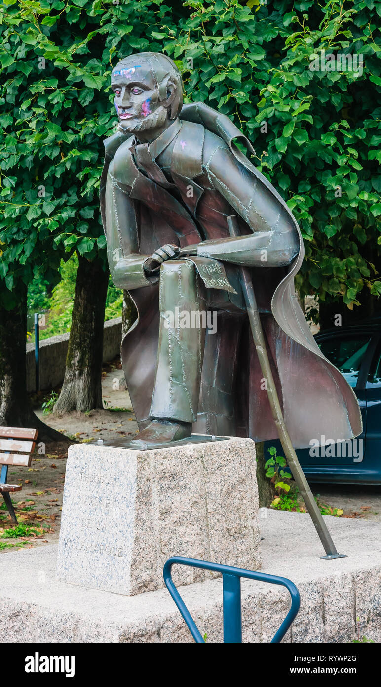 Statua di scrittore bretone Hersalt de la Villemarque a Quimperle, Finisterre, Bretagna Francia Foto Stock