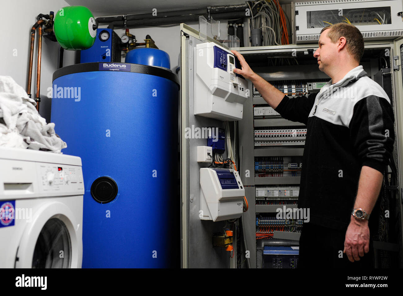 Germania Amburgo, casa privata con smart home technic per controllare i costi energetici e a ridurre bolletta elettrica, centro di controllo in cantina, il mix energetico è combinato con pompa di calore e collettori solari per il riscaldamento Foto Stock