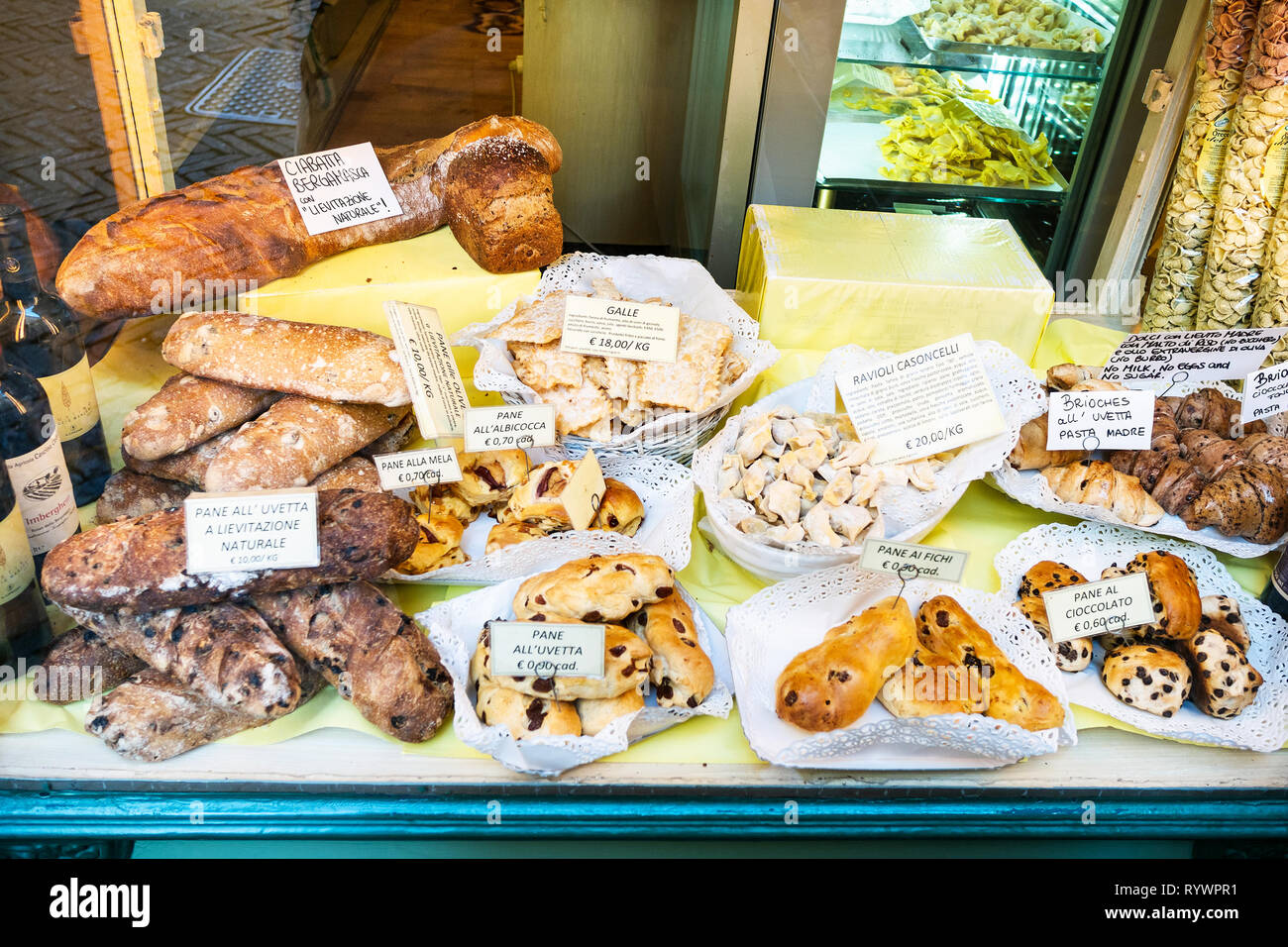 BERGAMO, Italia - 25 febbraio 2019: finestra di panetteria e di pasticceria con un tradizionale dolce locale e pane in Città Alta (Città Alta di Bergamo cit Foto Stock