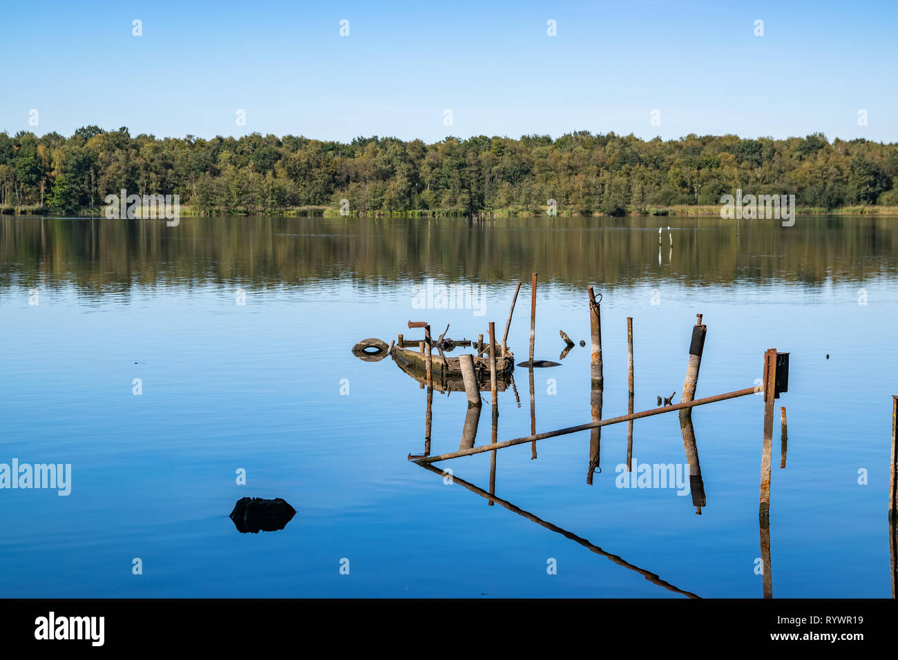 Inquinamento dell'ambiente naturale del concetto: Rusty resti di imbarcazioni e strutture metalliche nel lago. Foto Stock