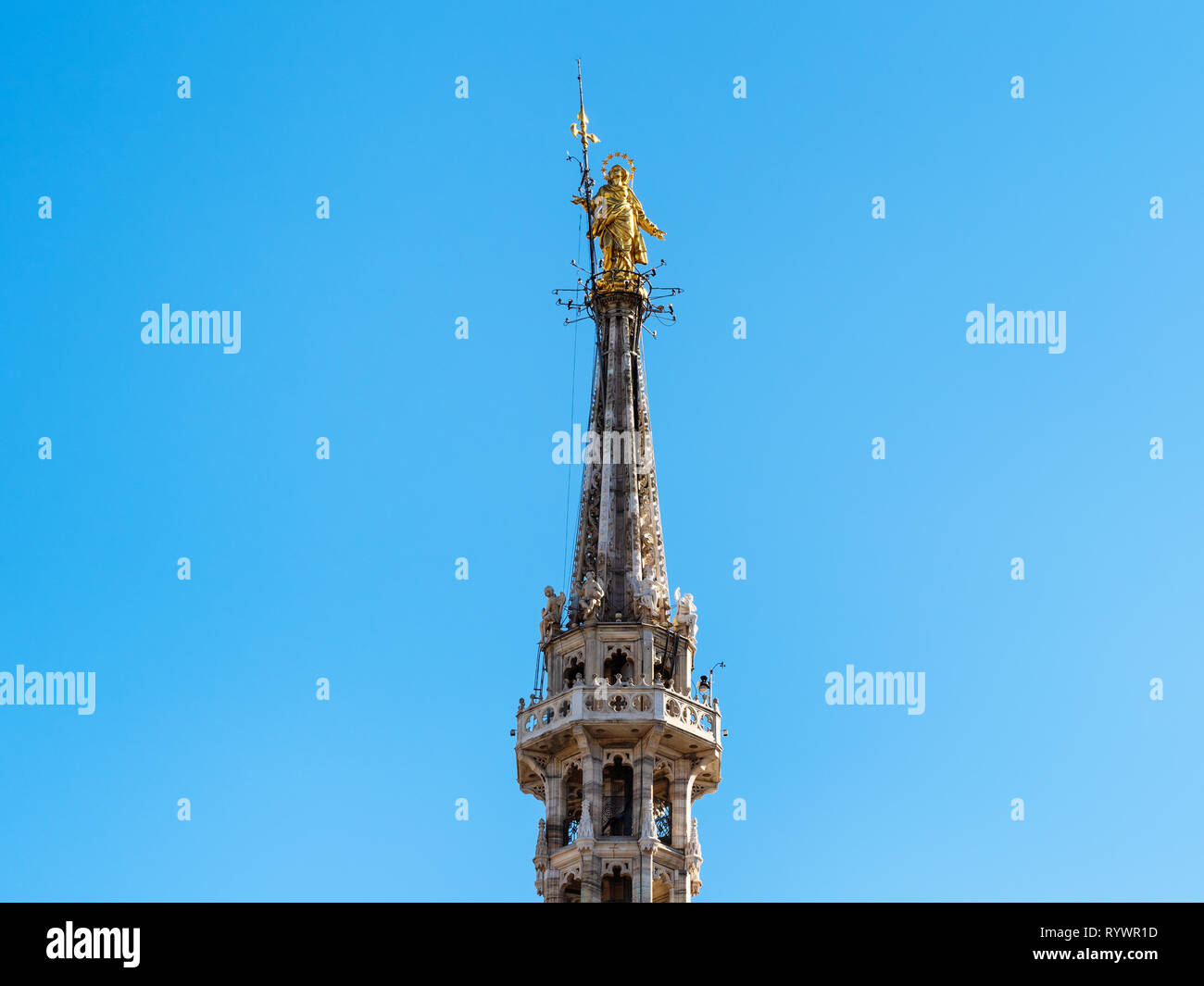 Viaggio in Italia - La Madonnina, statua della Vergine Maria sulla cima del Duomo di Milano nella città di Milano. La statua è stata eretta nel 1762, w Foto Stock