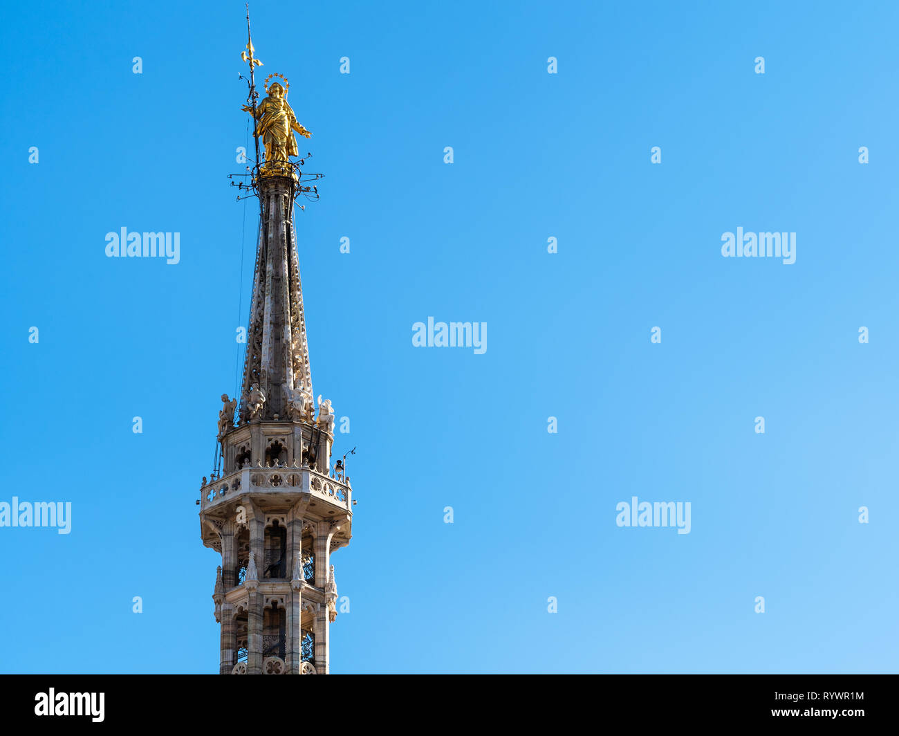 Viaggio in Italia - La Madonnina, la figura della Vergine Maria sulla cima del Duomo di Milano nella città di Milano. La statua è stata eretta nel 1762, wa Foto Stock