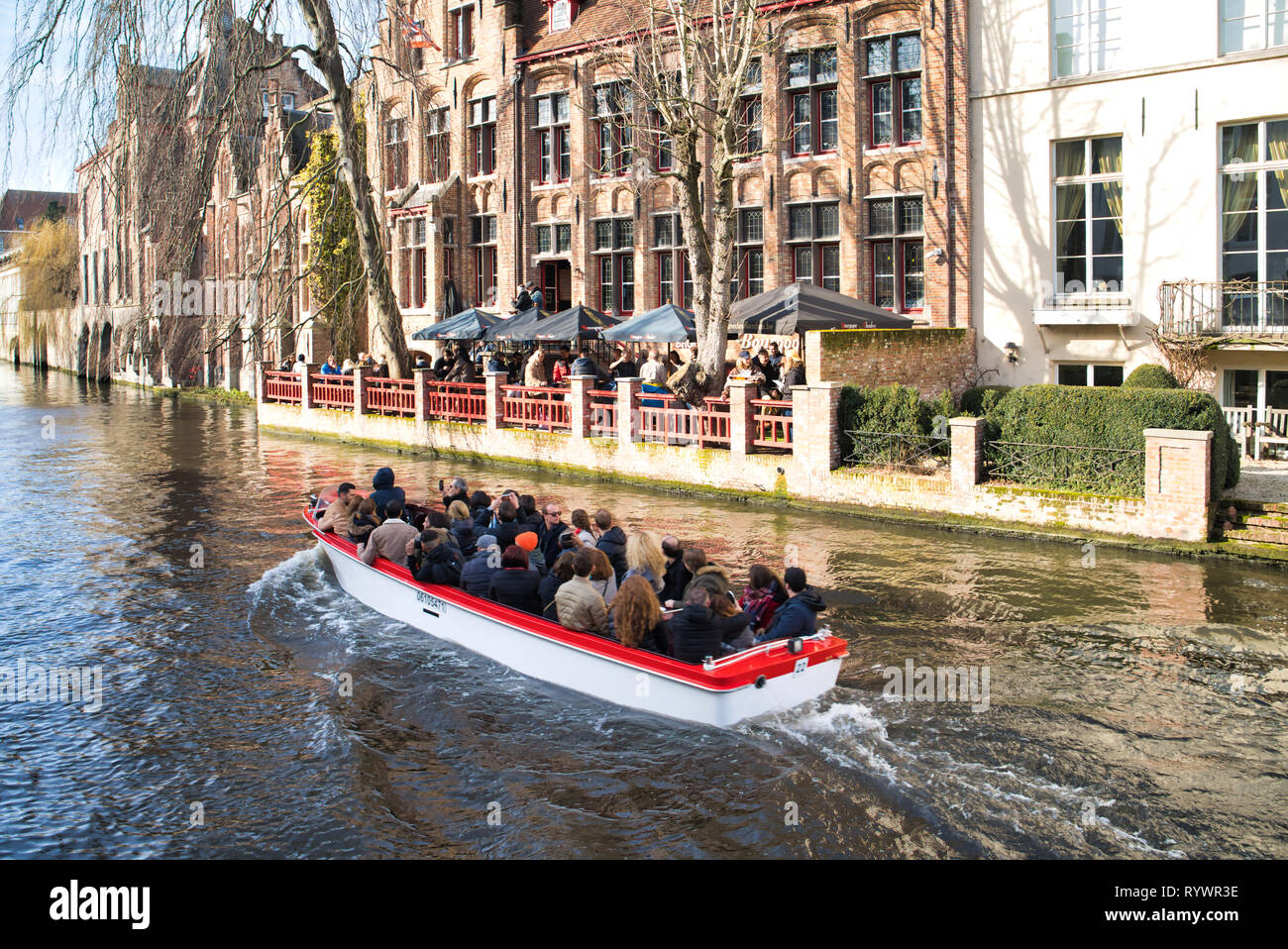 BRUGES, Belgio - 17 febbraio 2019: escursioni in battello sui canali d'acqua. Viste della città costiera di edifici Foto Stock