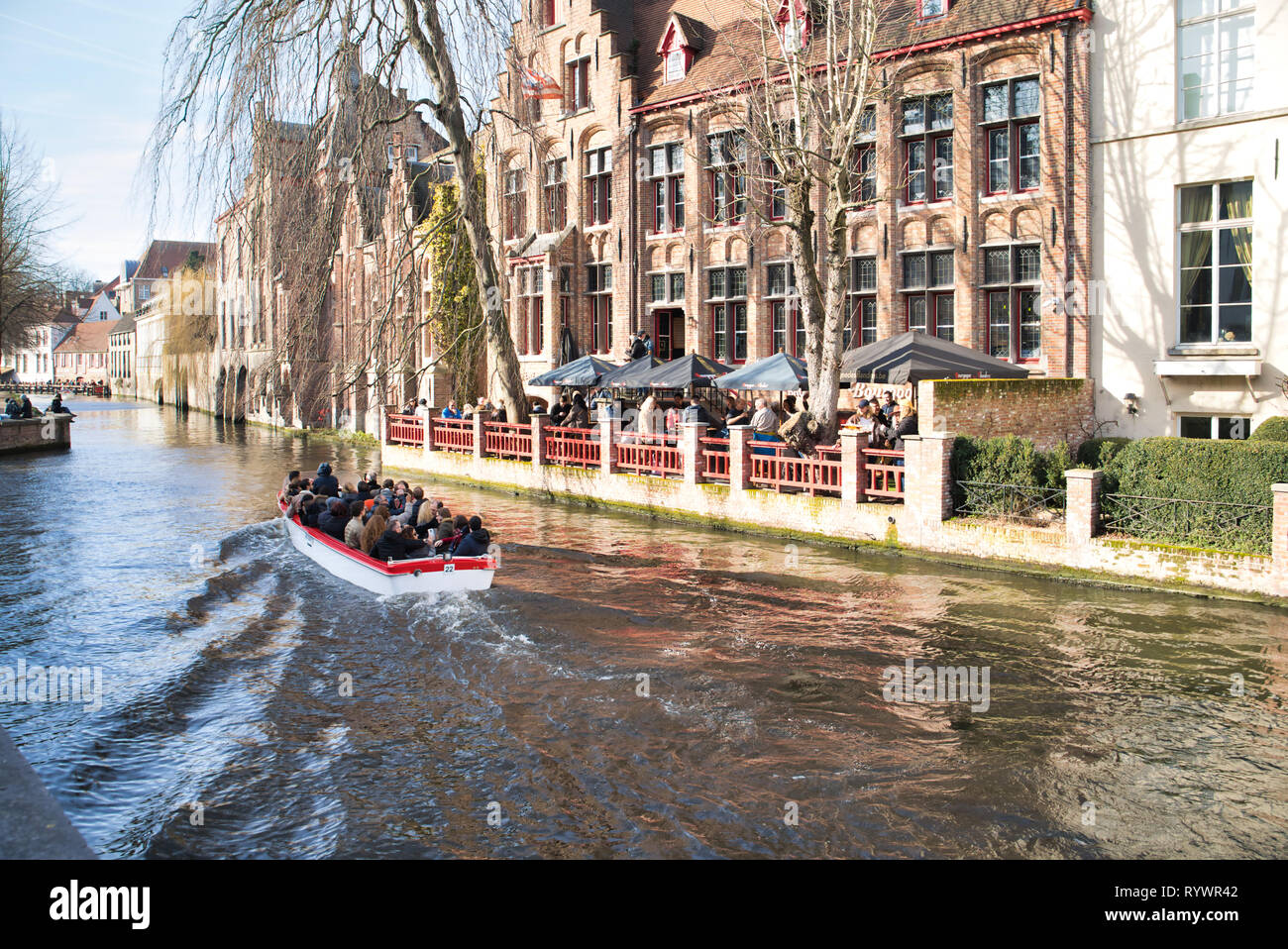 BRUGES, Belgio - 17 febbraio 2019: escursioni in battello sui canali d'acqua. Viste della città costiera di edifici Foto Stock