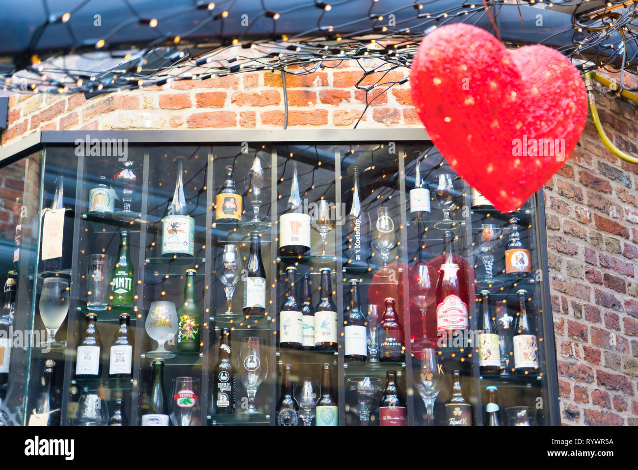 BRUGES, Belgio - 17 febbraio 2019: vetrina con alcool, cuore cartello Foto Stock
