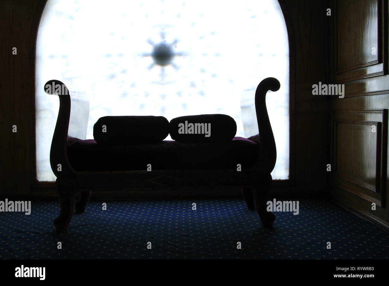 Luce bassa silhouette di un impero panca su una nave da crociera tra Aswan e Luxor, Fiume Nilo, Alto Egitto, Medio Oriente Foto Stock